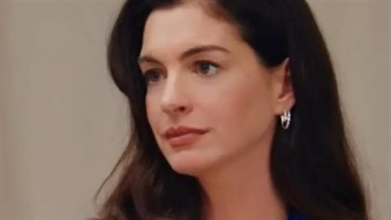 تفاعل واسع.. آن هاثاواي تثير الجدل بترديدها عبارة إن شاء الله علنيًا